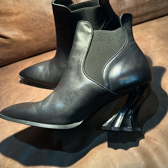 Dark Gothic dress boots with a pointed toe and sculptural heal.by FLUEVOG - Picture 5 of 8